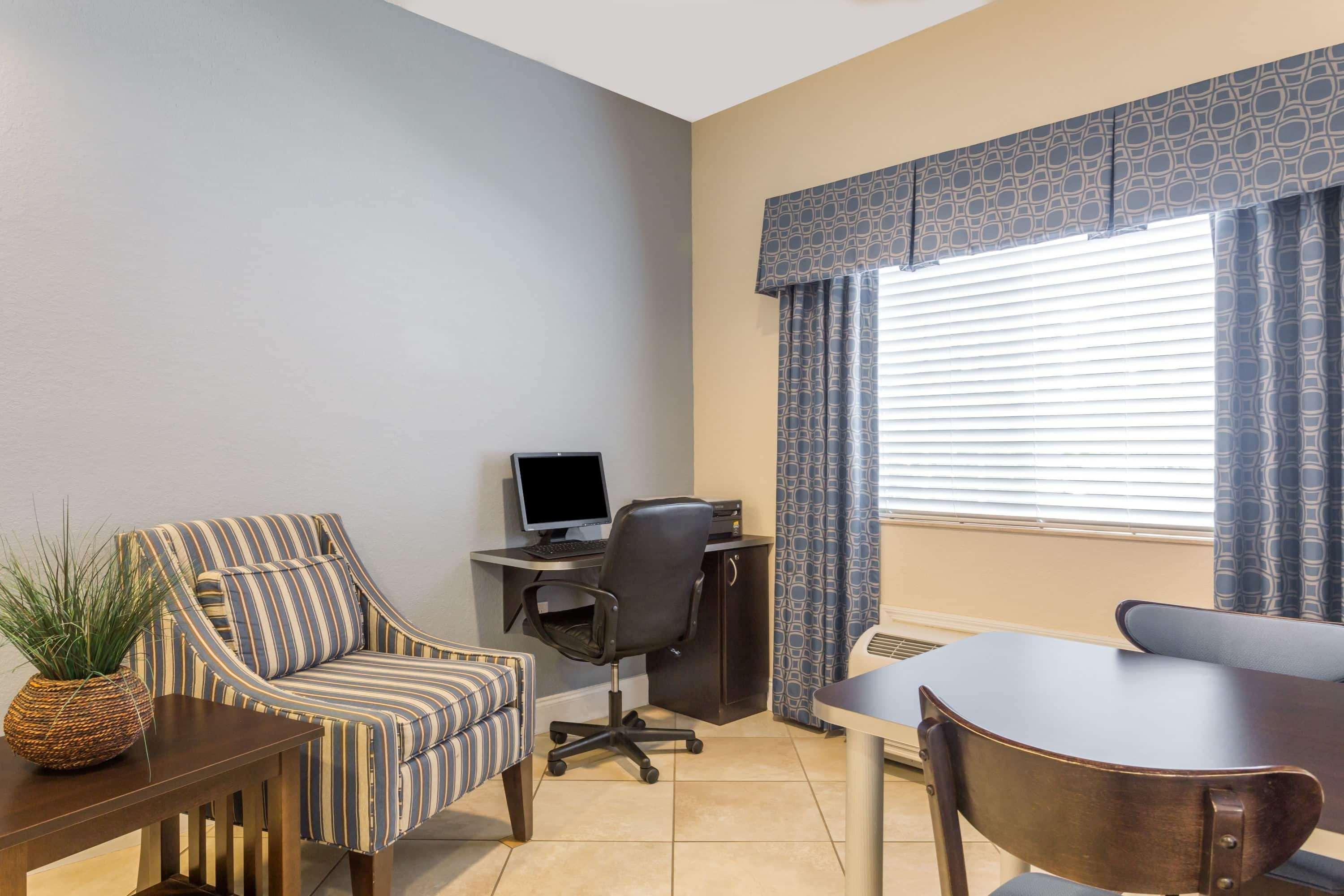 Microtel Inn&Suites by Wyndham Spring Hill/Weeki Wachee Exterior foto
