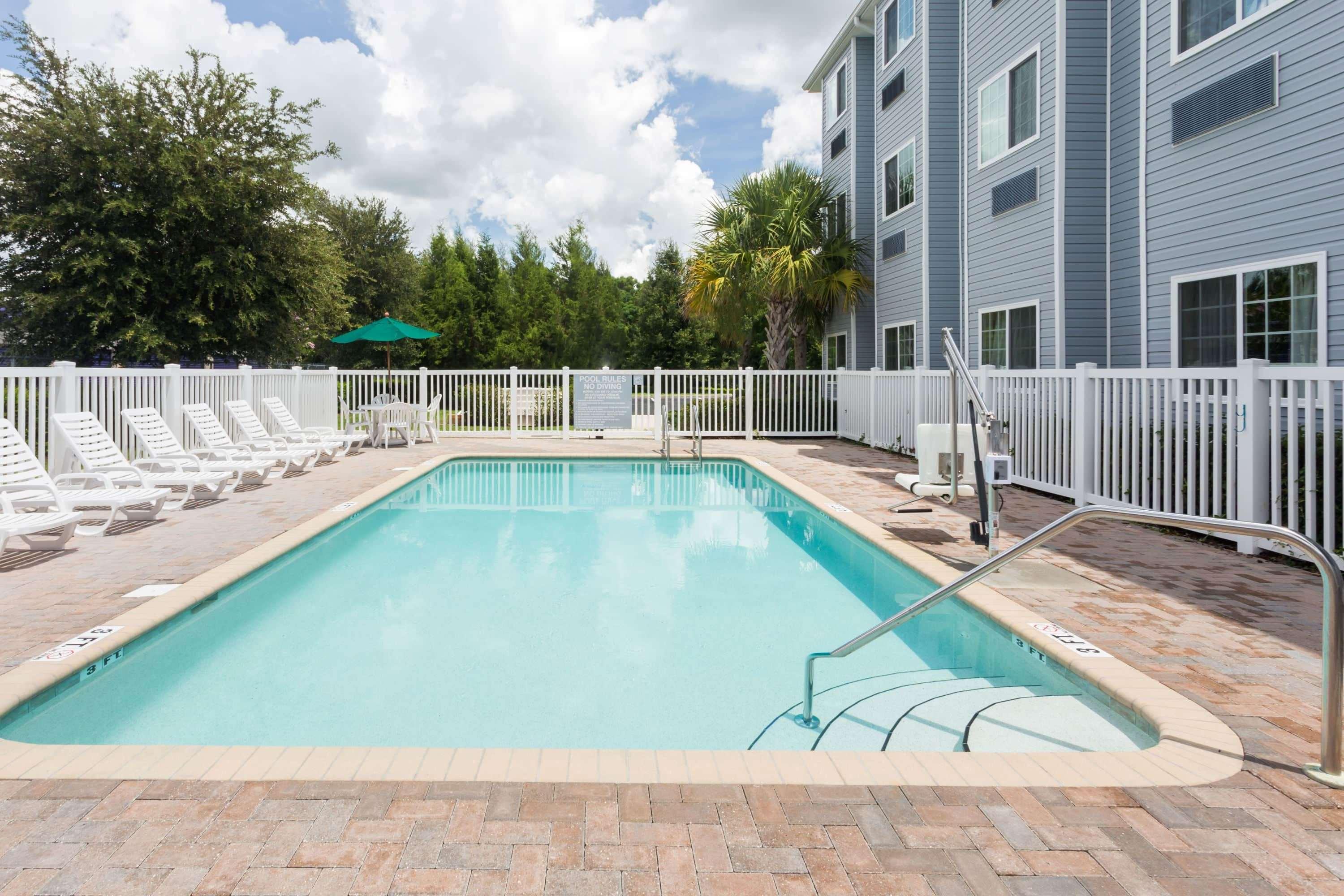 Microtel Inn&Suites by Wyndham Spring Hill/Weeki Wachee Exterior foto